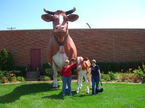 After the market, Mom and I pose with the famous giant cows outside of Anderson Erickson.